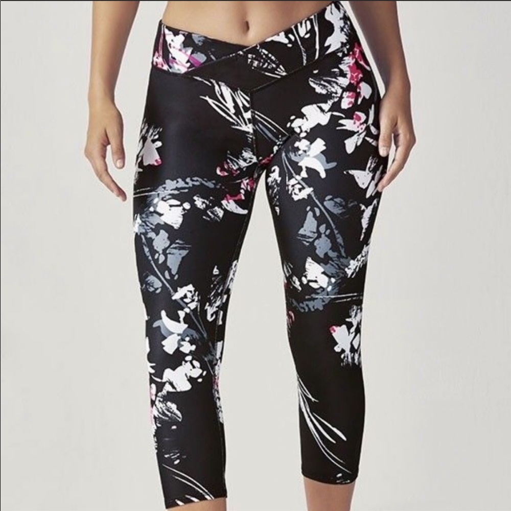 Fabletics Black/Pink/White) Capri Leggings